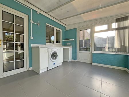 2 bedroom Semi-detached house to rent - Photo 3