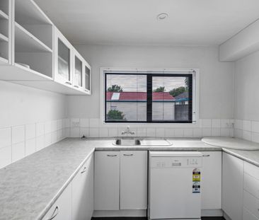 Low maintenance on the city fringe - Photo 2