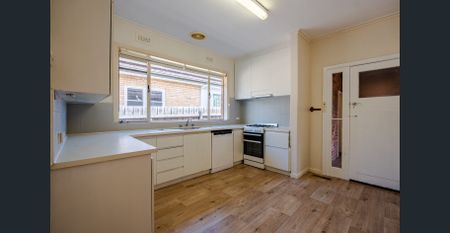 Family Home in Murrumbeena - Photo 2