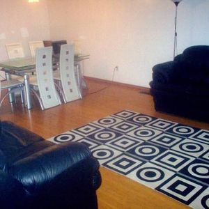 Beautiful bright huge 3 bdrm main floor of house - Photo 2