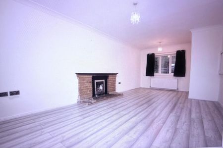 3 Bed Terraced House, Henconner Lane, LS13 - Photo 2