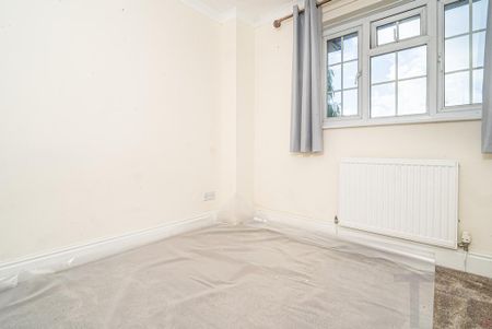 3 bedroom flat to rent - Photo 4
