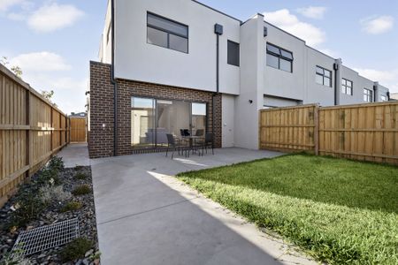 Air- conditioned Main Bedroom Park fronted 4 bedroom Masterpiece - Photo 3