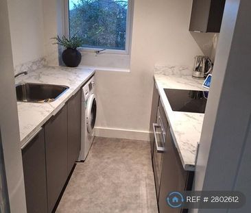 3 bedroom flat to rent - Photo 4