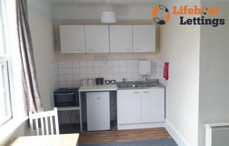 1 bedroom in a house share to rent - Photo 4
