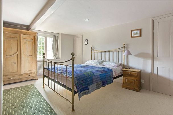 A stylish period house located close to the town centre and delightful countryside walks. - Photo 1