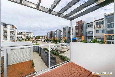 Spacious two storey townhouse, minutes to Gungahlin Town Centre - Photo 5