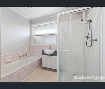 A SPACIOUS & STYLISH FAMILY HOME - Photo 2