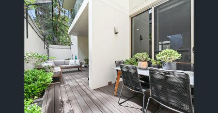 Spacious 4 Bedroom Townhouse With Modern Comforts And Prime Convenience - Photo 2