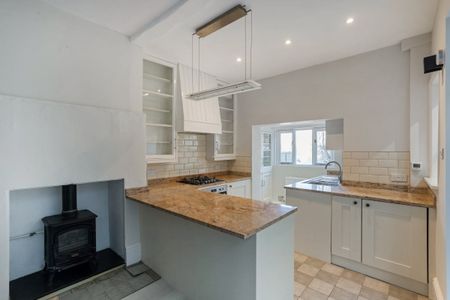 4 bedroom terraced house to rent - Photo 2