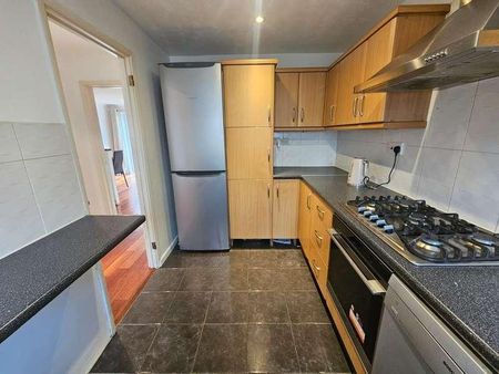 Knoll Crescent, Northwood, HA6 - Photo 3