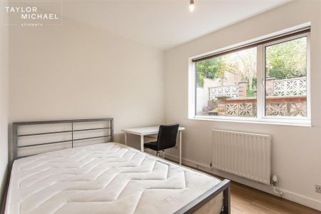 5 bedroom semi-detached house to rent - Photo 2