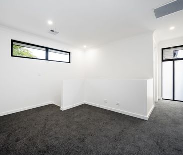 Stunning Executive Home - Midway Between City and Beach! - Photo 5