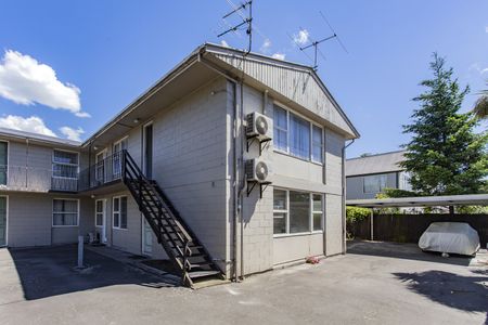 Refurbished, Sunny 2 Bedroom Unit in St Albans - Photo 4