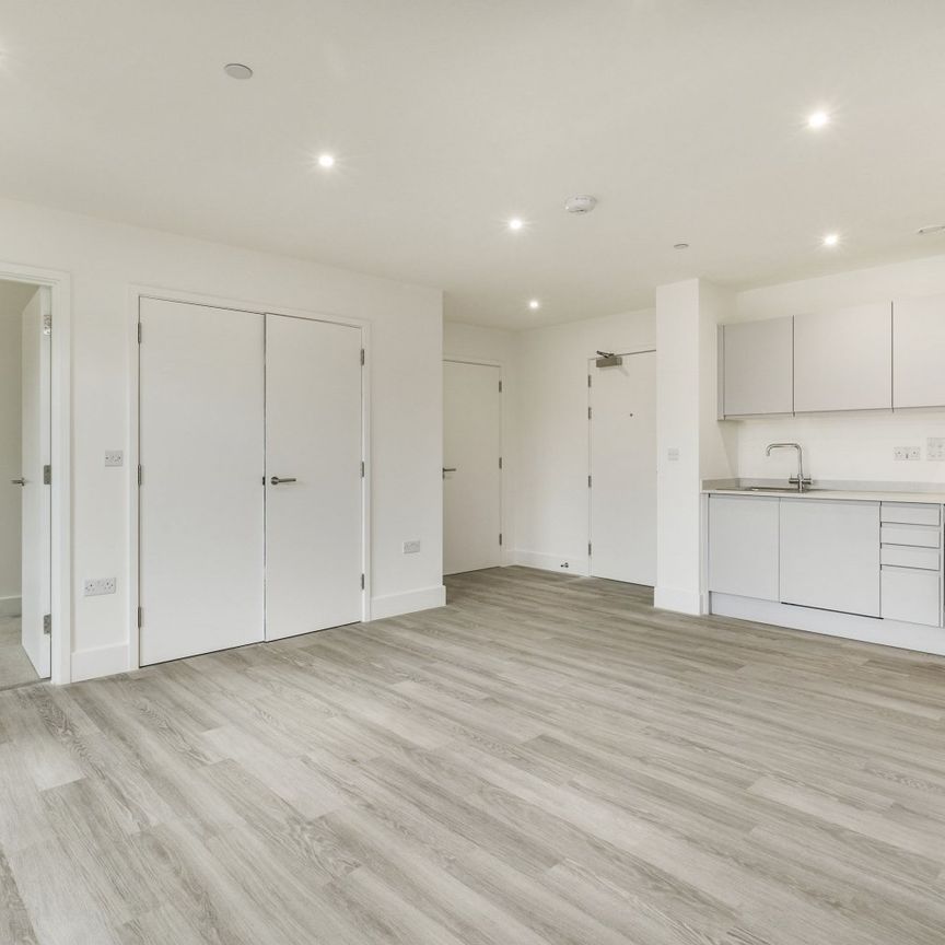 Flat to rent - Medway Street, Chatham, ME4 - Photo 1