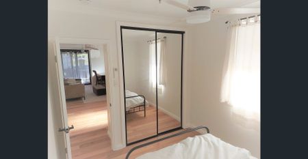 Near New 2 Bed, Town House Living, A/C throughout, Secure & Private - Photo 2