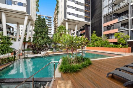 SPACIOUS AND STYLISH INNER-CITY LIVING WITH CITY GLIMPSES AND PARK VIEWS - Photo 5