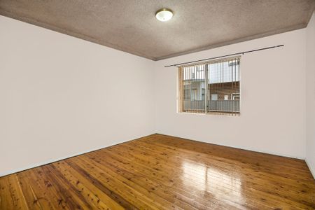 Freshly updated ground floor unit - Photo 5