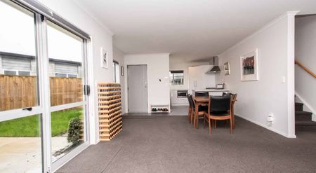 Modern four bedroom townhouse, close to river walks and CBD - Photo 3