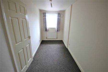 2 bedroom mid terrace to let - Photo 2