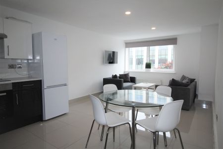 3 Bedroom Apartment - Photo 4