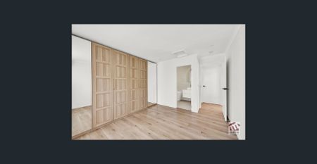 LIGHT-FILLED RECENTLY RENOVATED FAMILY HOME! - Photo 2