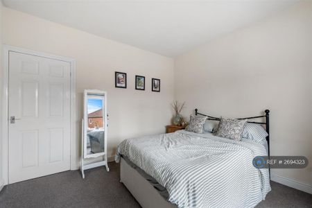 3 bedroom semi-detached house to rent - Photo 4