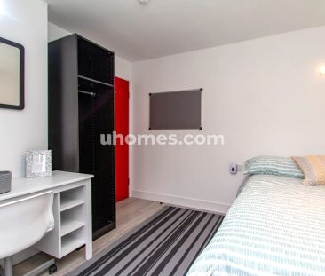 6 Bedrooms 2 Bathrooms - Photo 1