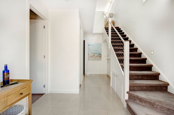 Metres to the foreshore! Fully furnished - Photo 1