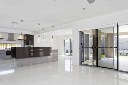 SPACIOUS FAMILY LIVING IN THE GAP - Photo 2