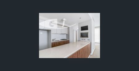 A LARGE 3 BEDROOM APARTMENT with an L shape courtyard and huge living area - Photo 3