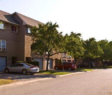 305 Briarhill — 3 Bed Garage Unit - Photo 1