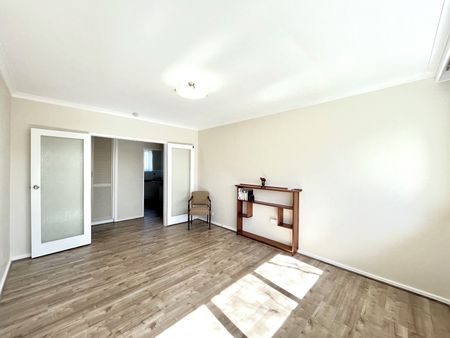 LOVELY TWO BEDROOM APARTMENT IN IDEAL LOCATION - Photo 5