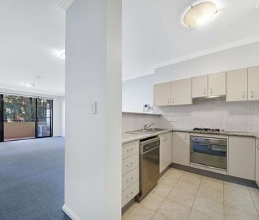 Generous home in prime central location - Photo 4