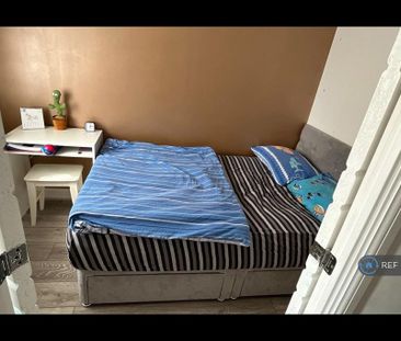 4 bedroom semi-detached house to rent - Photo 3