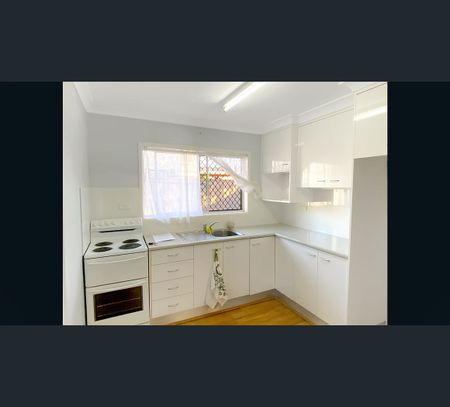 2/394 Richardson Road, Norman Gardens, Qld 4701 - Photo 5