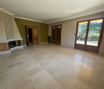 Location Maison 8 pièces 251m² RILLIEUX LA PAPE 69140 - Photo 2