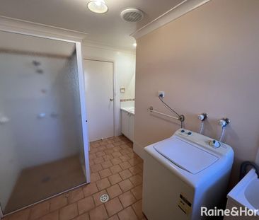 Modern, Central & Light with Fridge & Washing Machine - Photo 5