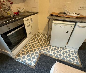 1 bedroom in a house share to rent - Photo 5