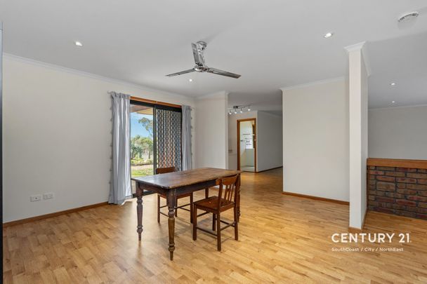 Spacious Family Home in a Prime Coastal Location - Photo 1