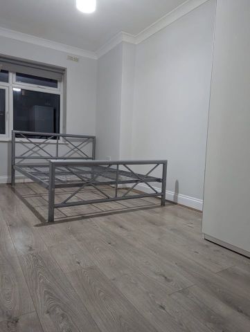 2 Bed Flat, Court Way, W3 - Photo 2