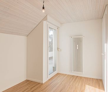Renovierte Dachwohnung an ruhiger Lage mit traumhafter Aussicht! - Photo 2