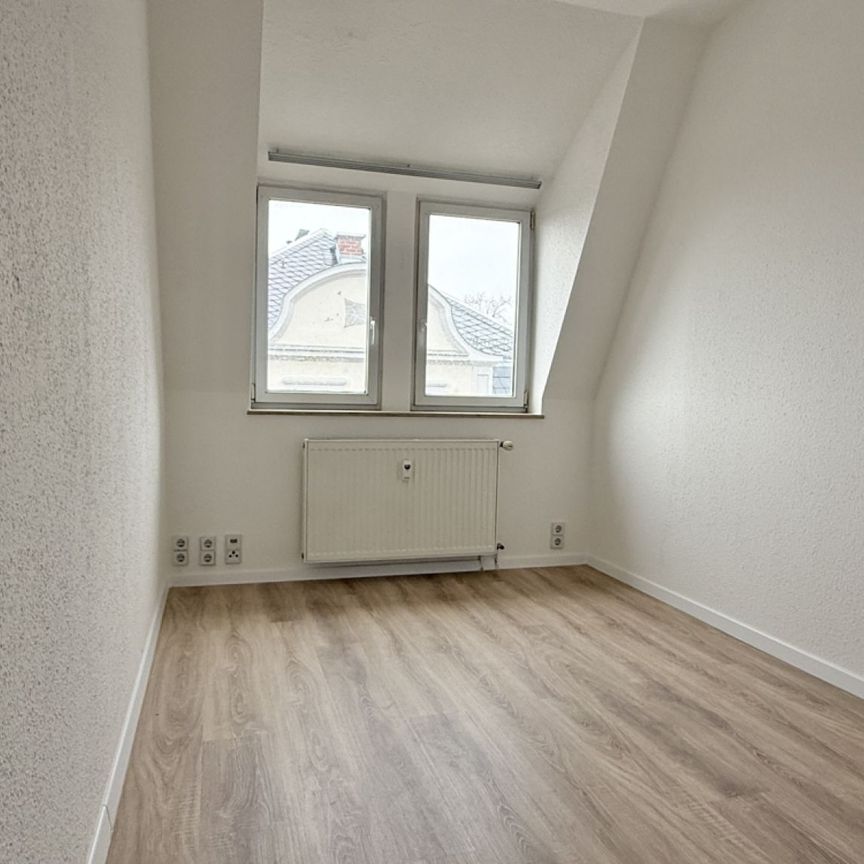 3-Raum • Dachgeschoss • schöner Grundriss • Bad mit Wanne • modernes Laminat • gepflegtes Haus - Photo 1