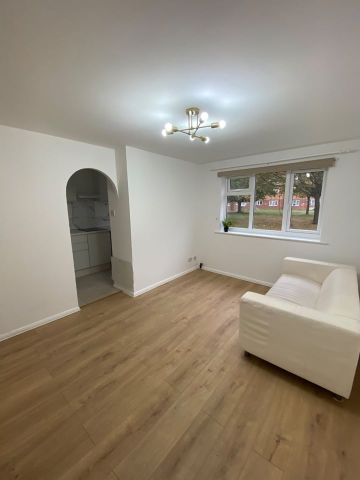 1 Bed Flat, Express Drive, IG3 - Photo 3