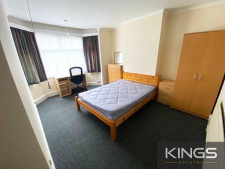 5 bedroom semi-detached house to rent - Photo 4