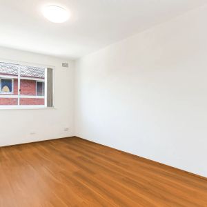 Two bedroom apartment in desirable location - Photo 2