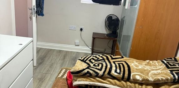 Studio Flat, Bronte Close, IG2 - Photo 2