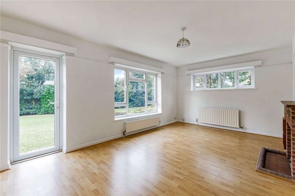 Spacious 4-Bedroom Detached Home with Gated Driveway, Garage & Generous Garden - Photo 1