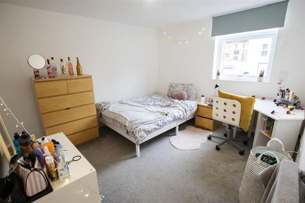 8 bedroom house to rent - Photo 1