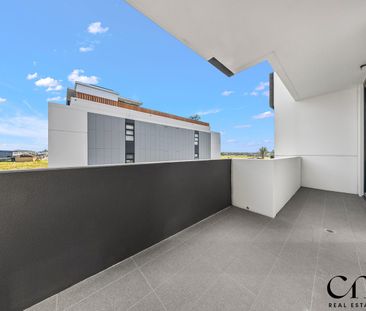 Modern One Bedroom Apartment with Oversized Balcony - Photo 4